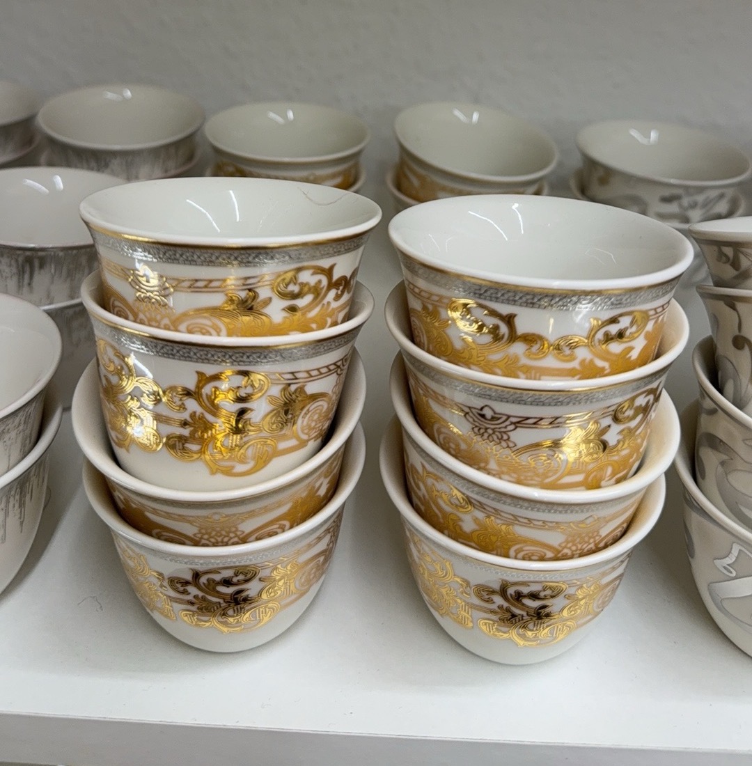 فناجين قهوة مرة